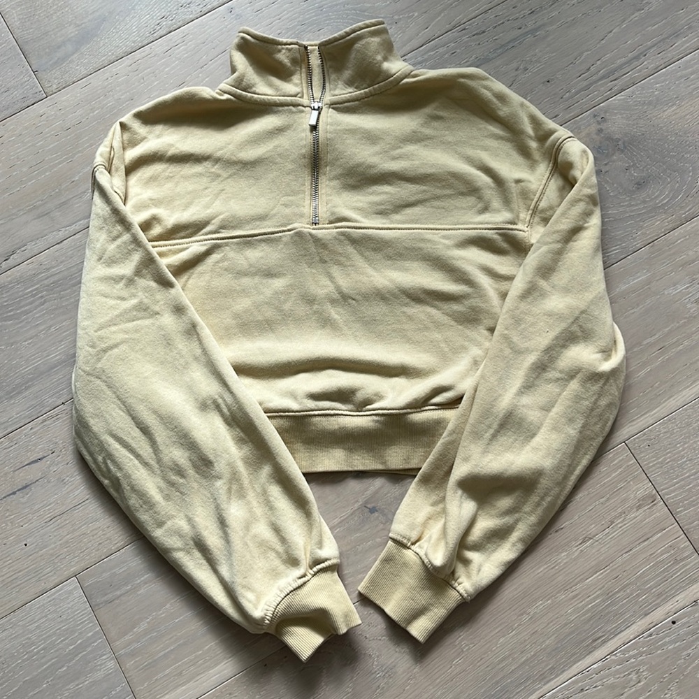 Light yellow cropped sweatshirt